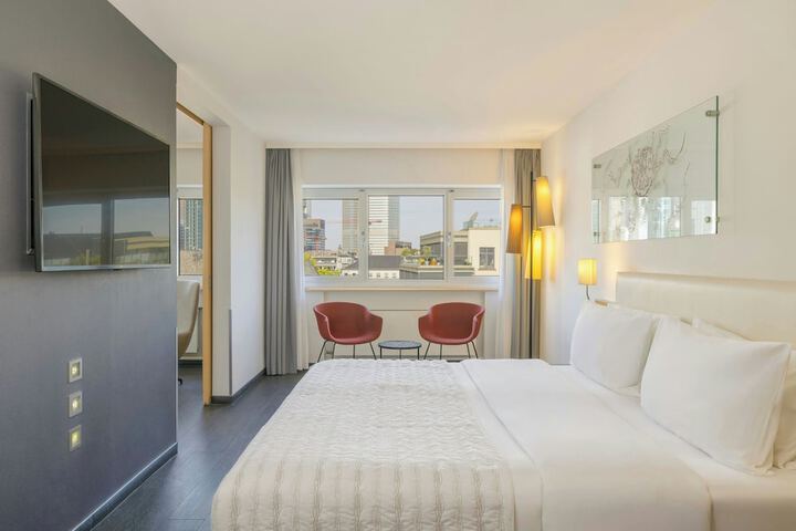 Room 19 of 108
