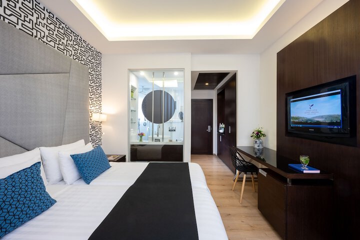 Room 33 of 106