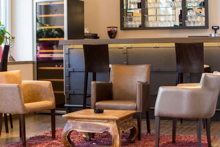 Lounge 98 of 229
