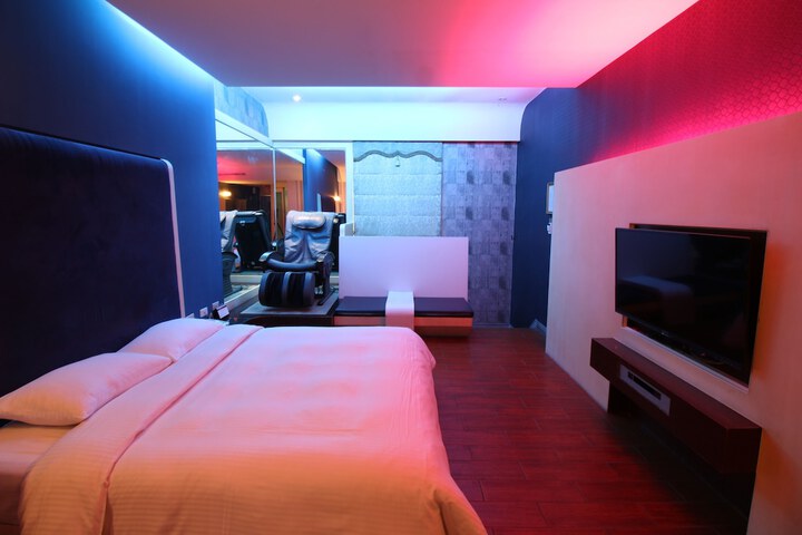 Room 5 of 33