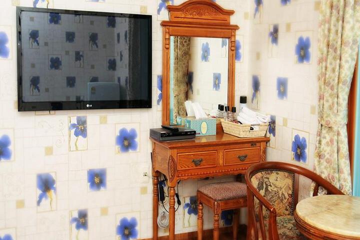 Room 2 of 6
