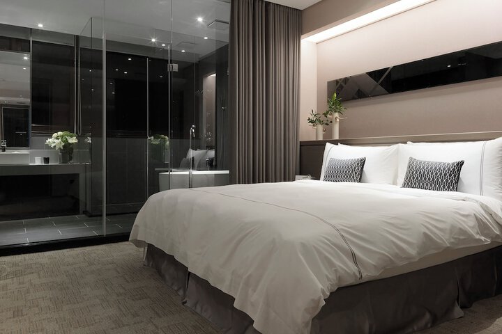 Room 14 of 32