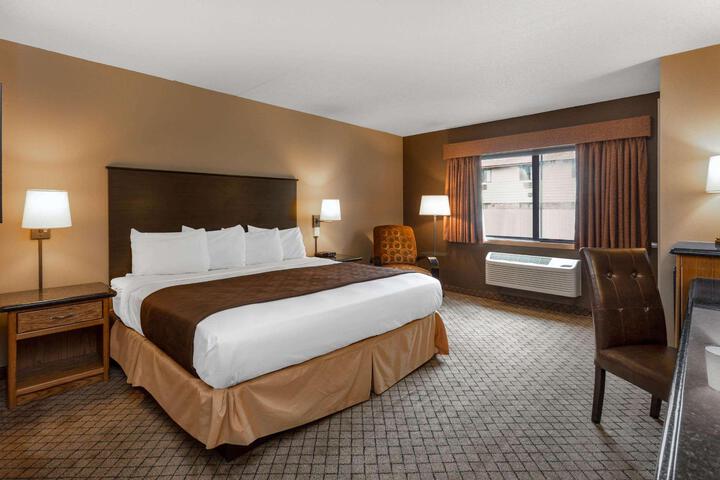 1 King Bed (3 of 8)