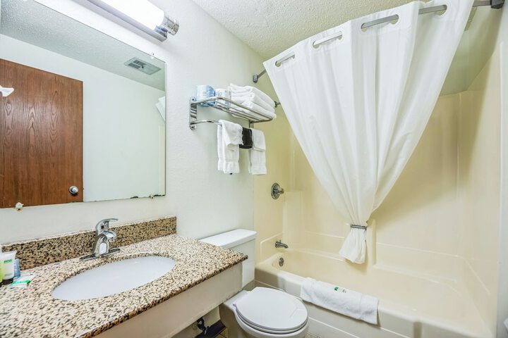 Standard Double Room (1 of 10)