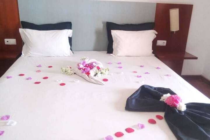 Room 2 of 33