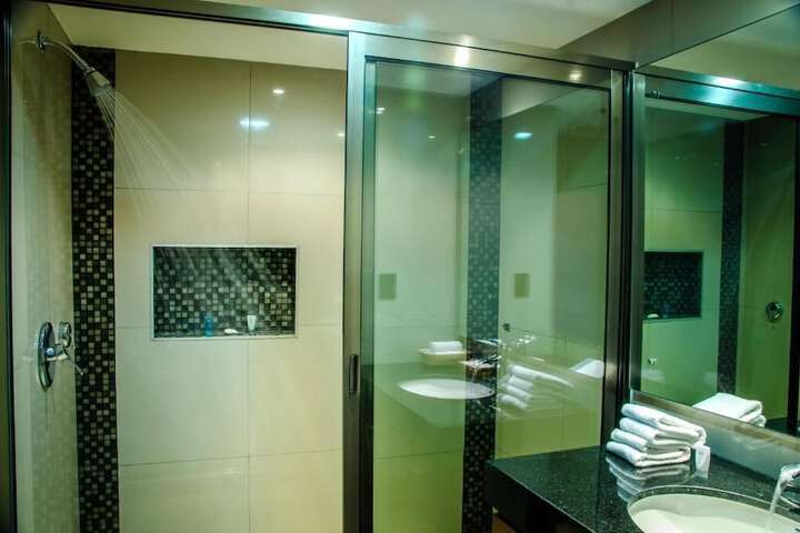Room 4 of 9