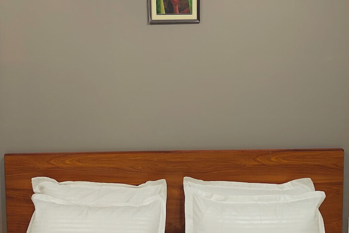 Room 4 of 12
