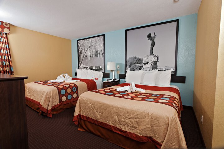 2 Queen Beds Mobility Hearing Accessible Room Roll in Shower (43 of 46)
