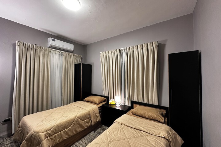 Room 10 of 32