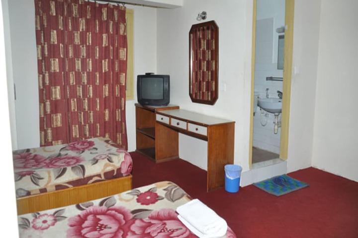 Room 7 of 12