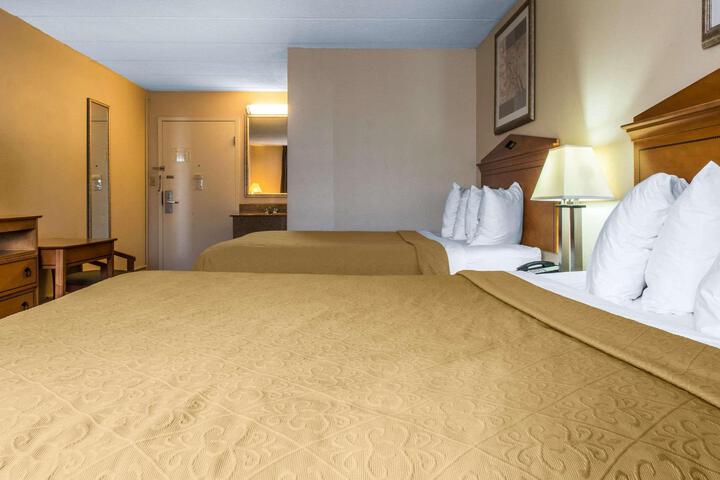 2 Queen Beds (1 of 5)