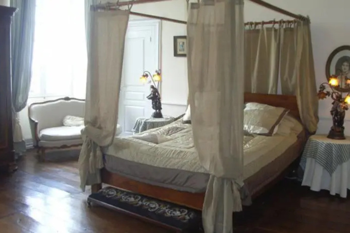 Room 5 of 10