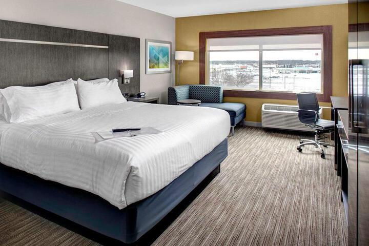 1 King Bed (4 of 4)
