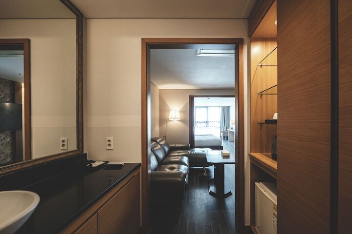 Room 27 of 151