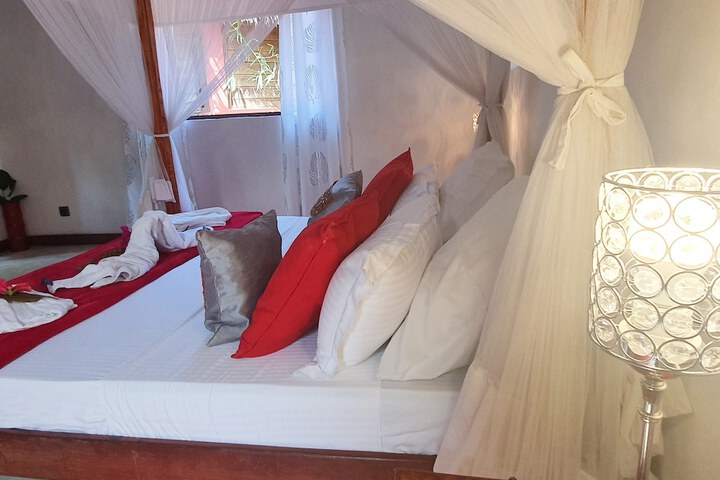 Room 3 of 208
