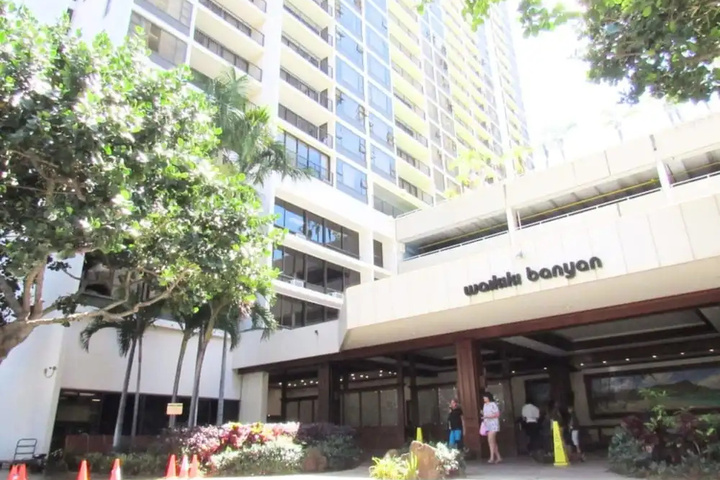 Photo of Waikiki Banyan Wb2402
