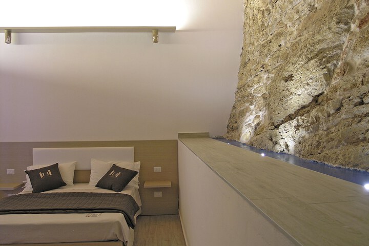 Room 10 of 28