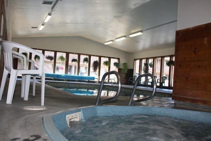 Indoor spa tub