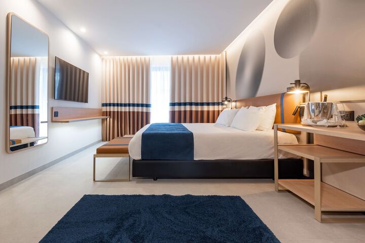 Room 8 of 119