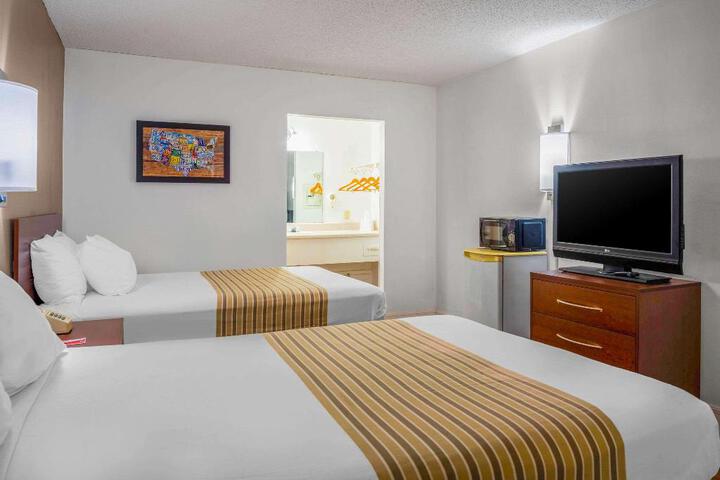 2 Double Beds (4 of 8)