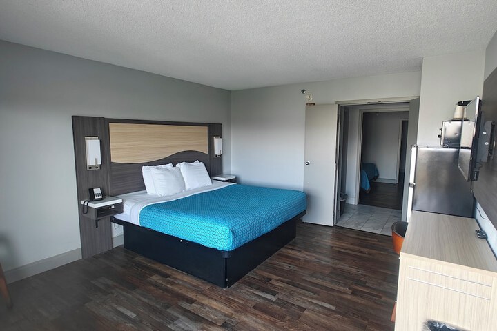 1 King Bed (6 of 30)