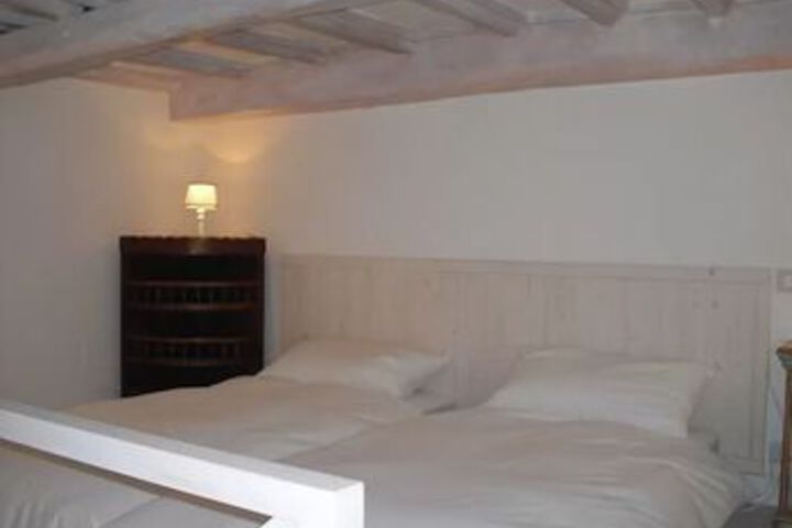 Room 10 of 32