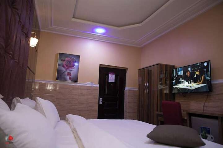 Room 25 of 76