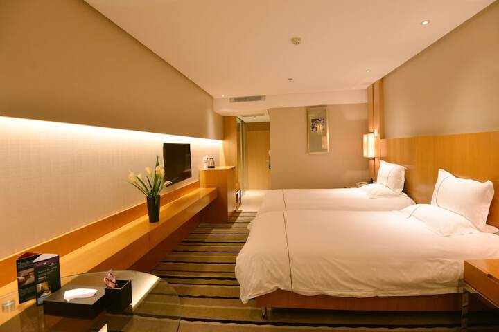 Room 8 of 32