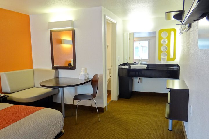 1 King Bed (2 of 10)