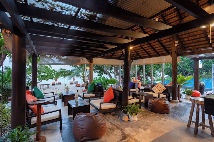 Lounge 102 of 125