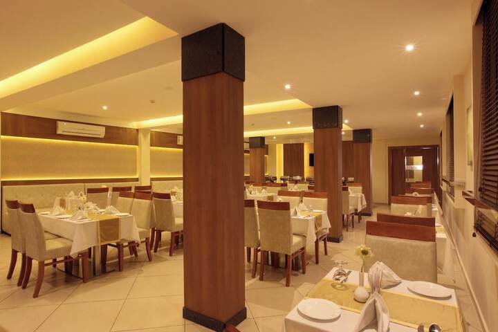 Dining 10 of 18