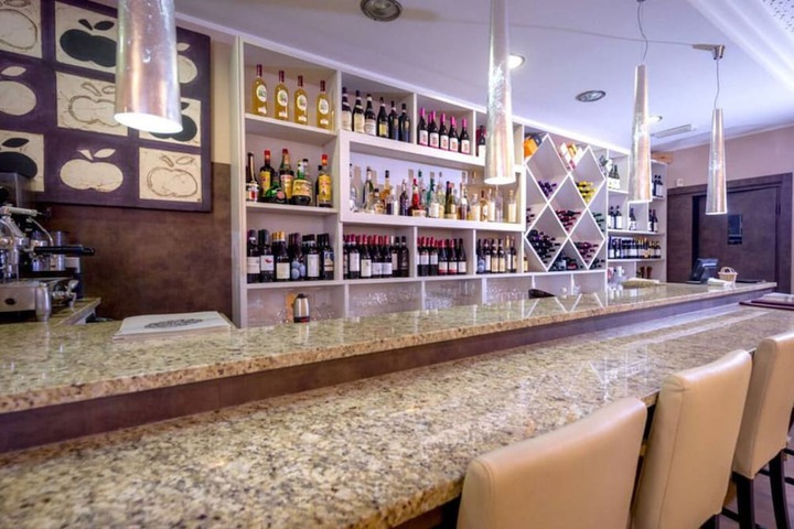 Lounge 44 of 56