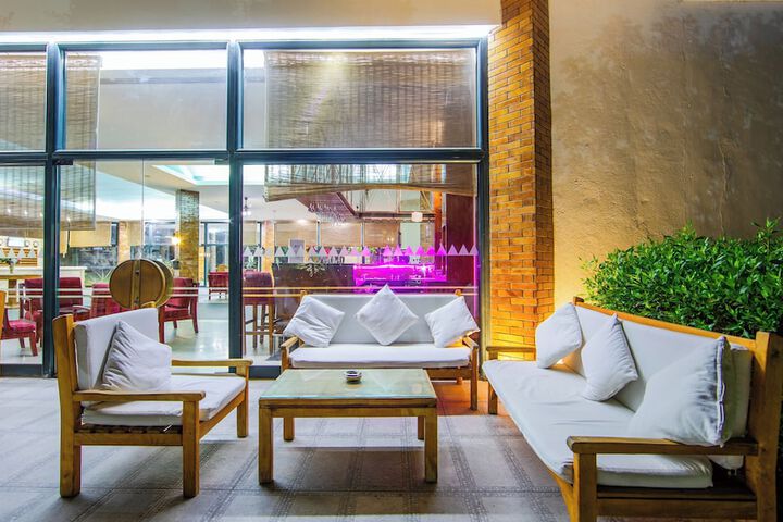 Lounge 62 of 88