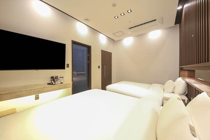Room 28 of 77