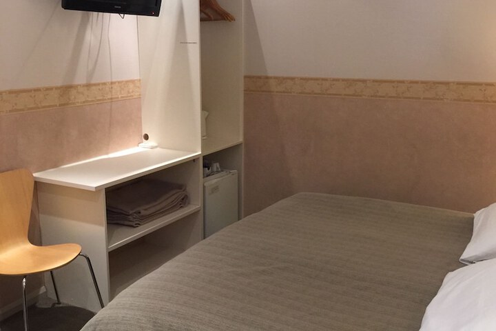 Room 8 of 60