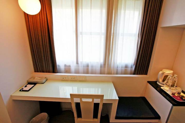 Room 28 of 49