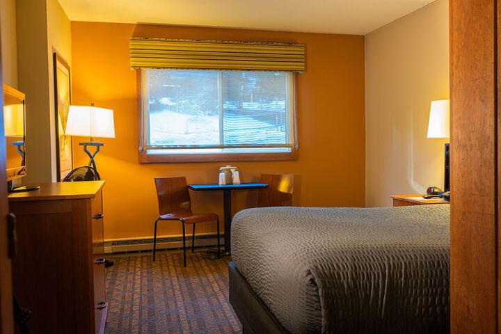 1 Queen Bed (12 of 14)