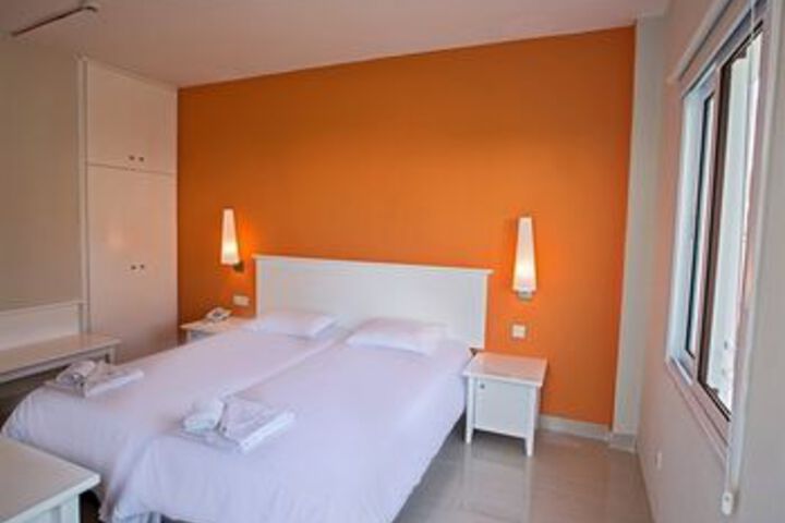 Room 7 of 18