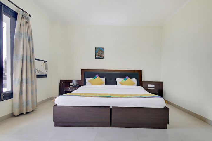 Room 10 of 28