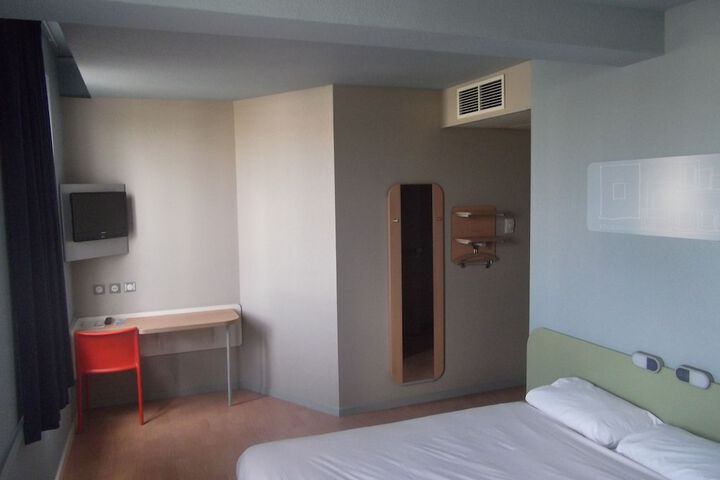 Room 5 of 74
