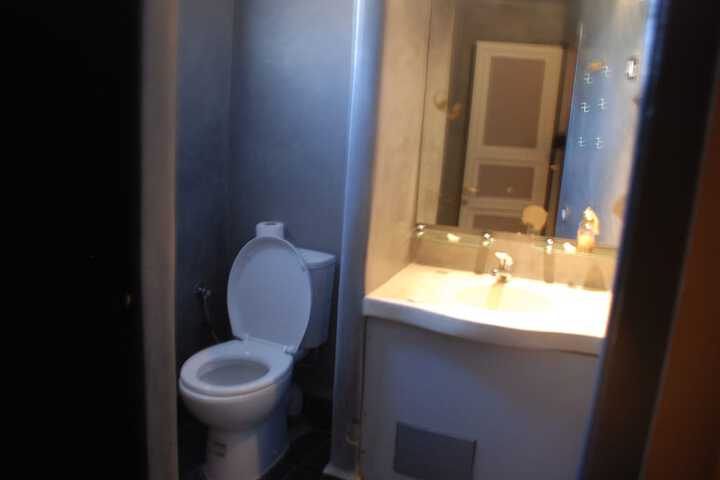 Room 7 of 18