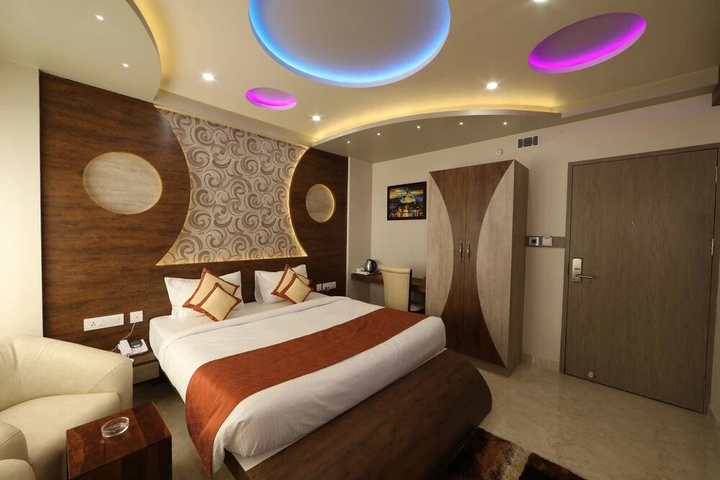 Room 2 of 10