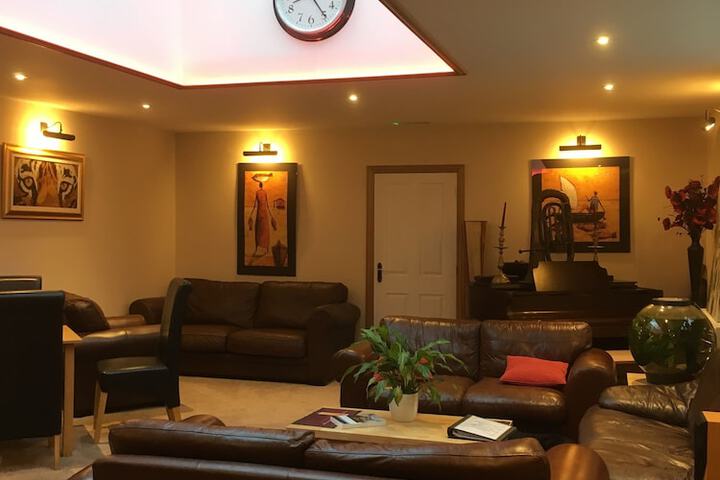 Lounge 28 of 39