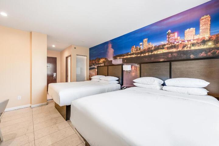 1 Queen Bed (7 of 9)