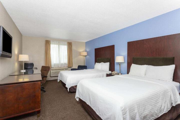 2 Queen Beds (2 of 7)
