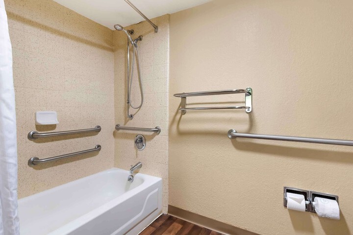 Deluxe Studio Double Bed Accessible (7 of 12)