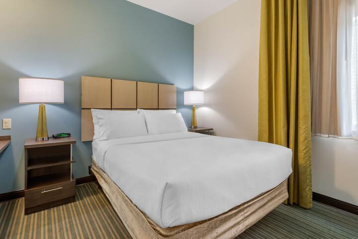 Studio Queen Bed (7 of 10)