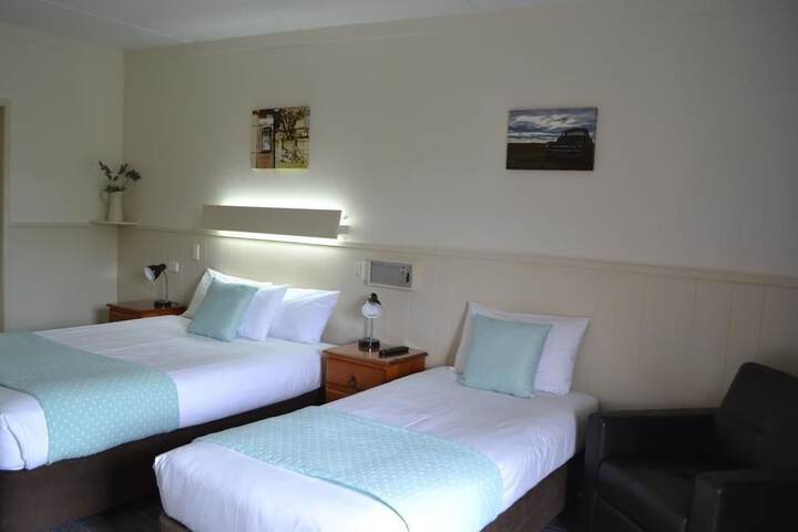 Room 10 of 27