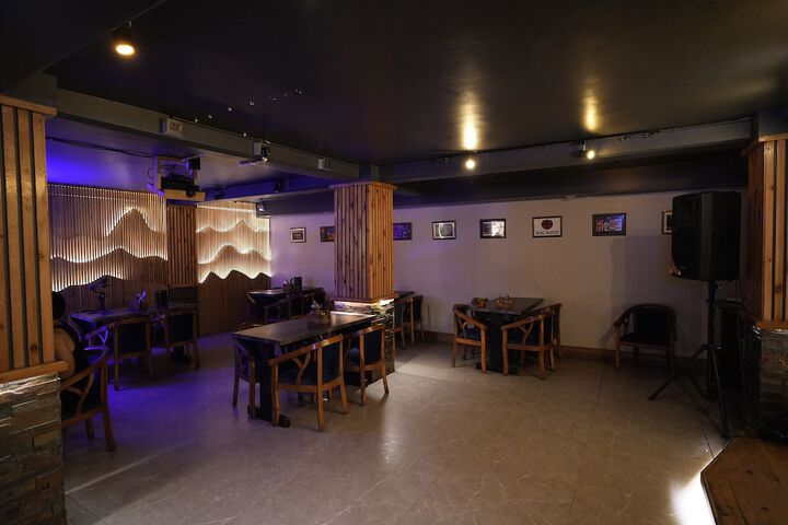 Lounge 37 of 46