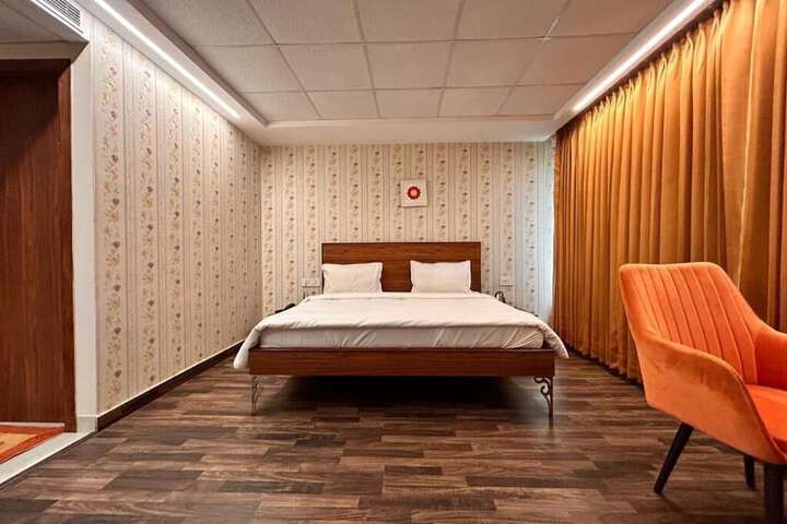 Room 4 of 10